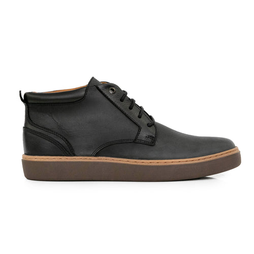 Con un diseño que combina carácter y practicidad, la Bota Buson se convierte en una opción ideal para acompañar tus días. Confeccionada en cuero, presenta un formato acordonado que permite un ajuste cómodo y una base de goma antideslizante que brinda mayor estabilidad en cada paso. Un clásico con personalidad, listo para completar tus mejores looks.