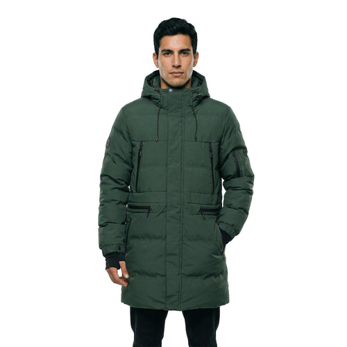 ¡Prepárate para conquistar tus aventuras con la campera Tame, tu aliada en todo clima y situación! Diseñada con relleno de polyester simil pluma (siliconado), esta campera es ligera pero poderosa, manteniéndote abrigado sin sacrificar la movilidad. Los puños con reguladores de tela Lycra y la capucha con elásticos y reguladores aseguran un ajuste perfecto que te mantiene cálido y protegido del viento y la lluvia. 