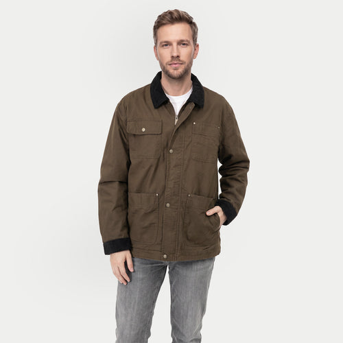 Cuatro bolsillos, actitud relajada y un diseño que siempre suma puntos. Campera Koda, confeccionada en algodón, combina lo clásico con un toque canchero que la hace fácil de llevar todos los días. El cierre con cremallera y botón refuerza su practicidad, logrando una prenda funcional sin resignar estilo. Para looks que fluyen con naturalidad y carácter.