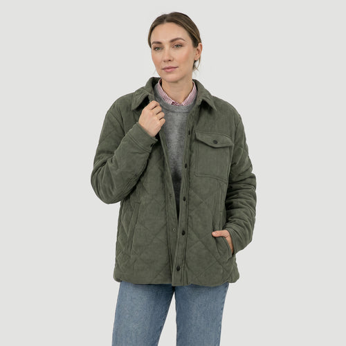 Clásica, prolija y con ese toque elegante que eleva cualquier look sin esfuerzo. Campera Auden se destaca por su diseño equilibrado, con tres bolsillos frontales, un bolsillo interno y cierre con botones que suma practicidad con estilo. Una prenda versátil que siempre queda bien, sin importar la ocasión.