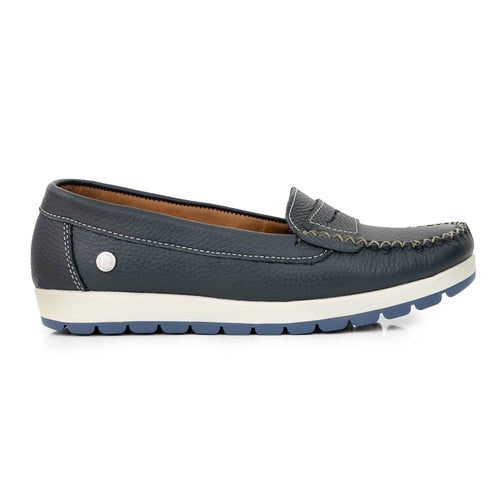 Nada mejor que el mocasín Pampa para completar tu look casual esta temporada. Su estilo clásico le da el toque de elegancia, y su base confort lo hace el perfecto reemplazo de las zapatillas. ¡No te los vas a querer sacar!