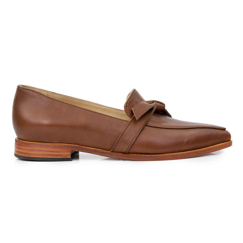 Colonia es el mocasín que combina elegancia y simplicidad en cada detalle. Su diseño de cuero clásico y sofisticado se adapta a cualquier ocasión, aportando un toque de estilo sin esfuerzo. Perfecto para completar cualquier look, Colonia te ofrece comodidad y distinción con cada paso. ¡Hazlo parte de tu colección y eleva tu estilo diario!