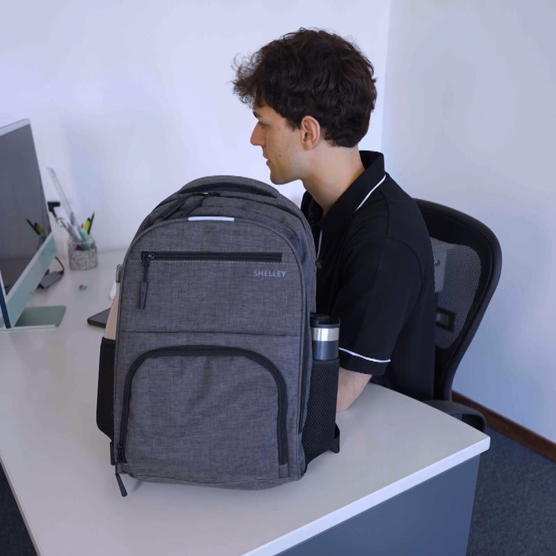 La Mochila Barcelona combina estilo contemporáneo y funcionalidad en un diseño pensado para acompañar cada día con comodidad y seguridad. Confeccionada en 100% poliéster resistente, ofrece gran durabilidad y ligereza. Su interior incluye un bolsillo organizador y espacio para dispositivos de hasta 15,6”, mientras que su práctico bolsillo antirobo brinda tranquilidad en movimiento. Las correas regulables y acolchadas, junto con el respaldo ergonómico, aseguran confort durante todo el día.
