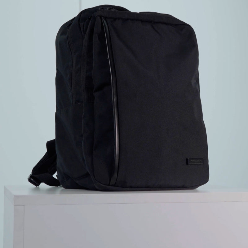 La Mochila Berlin es el equilibrio perfecto entre diseño moderno y funcionalidad. Confeccionada en 100% poliéster resistente, está pensada para acompañar el ritmo activo del día con estilo y practicidad. Su interior cuenta con un bolsillo organizador y espacio para dispositivos de hasta 15,6”, manteniendo todo perfectamente ordenado. Las correas ajustables y acolchadas, junto al respaldo ergonómico, brindan máximo confort en cada movimiento.