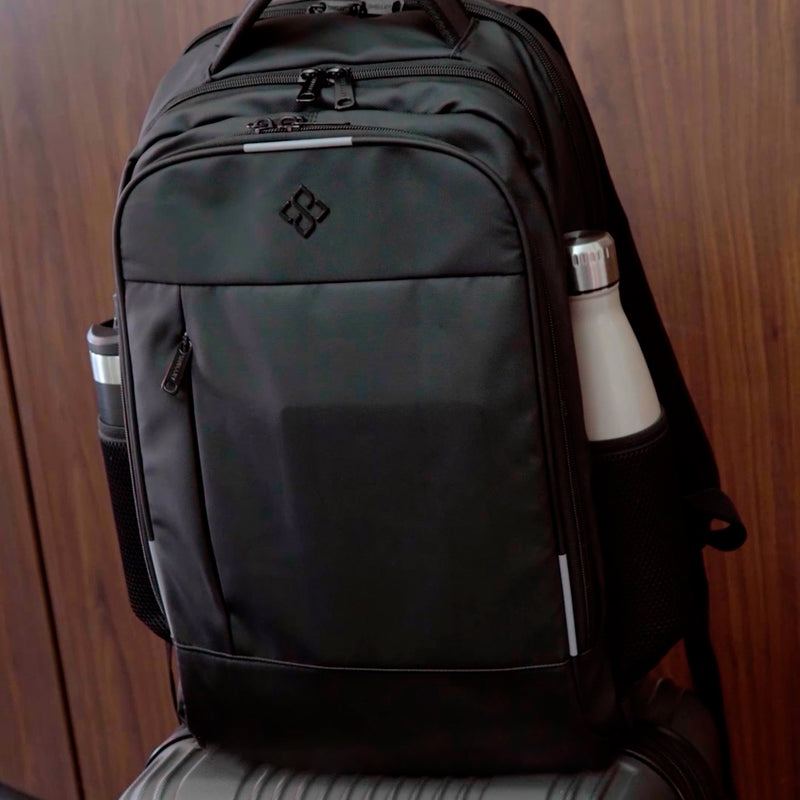 La Mochila Bruselas destaca por su diseño moderno, funcional y preparado para acompañarte en cada movimiento. Confeccionada en tela Oxford 900D, ofrece tecnología waterproof que garantiza protección frente al agua y una durabilidad superior. Su capacidad de hasta 16" la hace perfecta para llevar tus dispositivos y esenciales con total comodidad. Incluye un práctico bolsillo antirobo para mayor seguridad, correa para carry on ideal para viajes, correas ajustables y acolchadas que brindan confort.