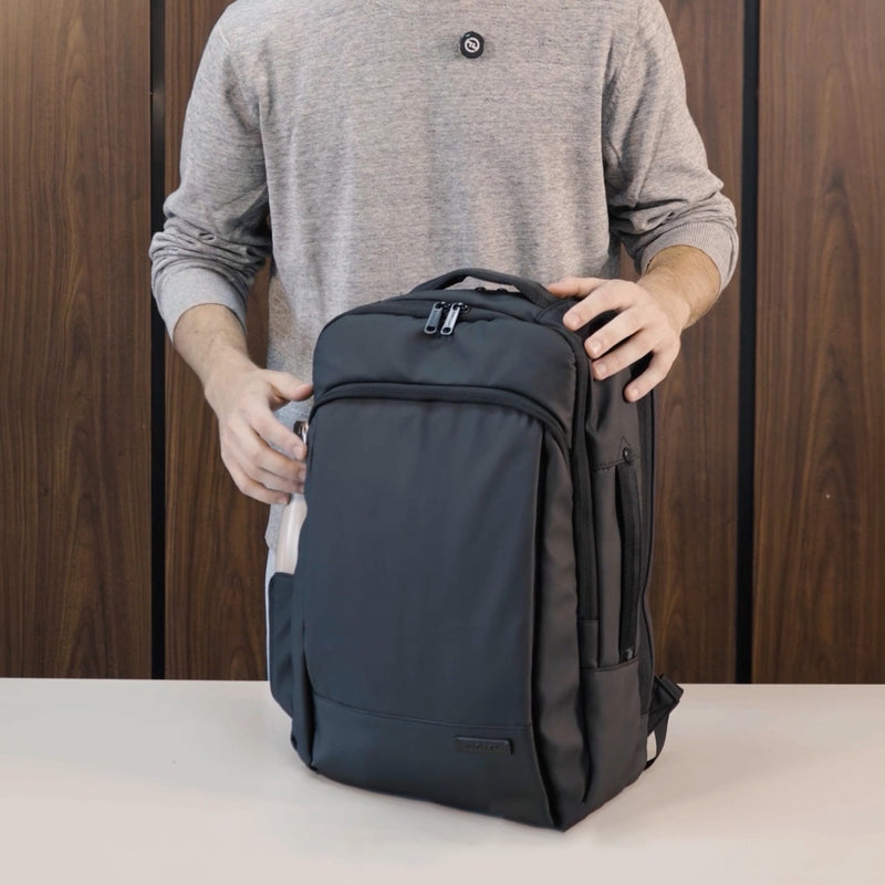 La Mochila Monaco combina estilo, tecnología y funcionalidad en un diseño pensado para acompañarte todos los días. Confeccionada en 100% poliéster resistente y con tela Oxford laminada, ofrece una protección waterproof que la hace impermeable, duradera y perfecta para cualquier clima. Su capacidad de hasta 16" la convierte en una aliada ideal para llevar tus dispositivos y pertenencias con total comodidad. Moderna, práctica y con un toque urbano.