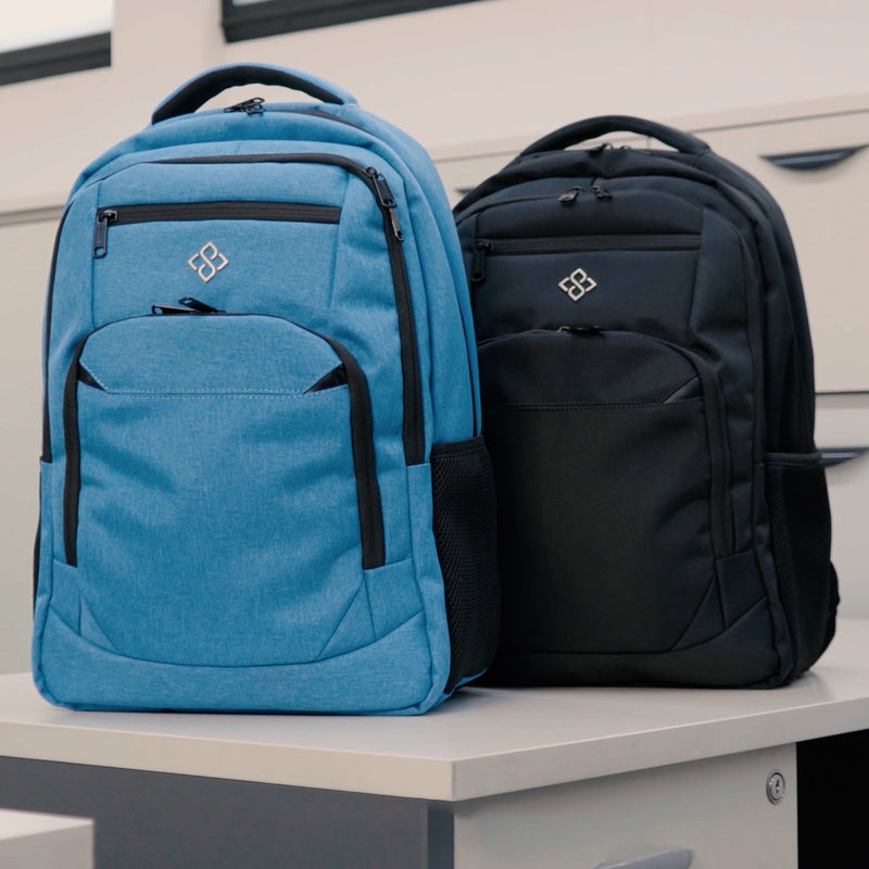 La Mochila Paris destaca por su diseño moderno, funcional y lleno de estilo, ideal para acompañar la rutina diaria con practicidad y confort. Confeccionada en 100% poliéster resistente, garantiza durabilidad y ligereza en cada uso. Su interior cuenta con un bolsillo organizador y capacidad para dispositivos de hasta 15,6”, mientras que el bolsillo antirobo ofrece seguridad adicional para tus pertenencias. Las correas regulables y acolchadas y su  respaldo ergonómico, brindan una experiencia cómoda ideal!