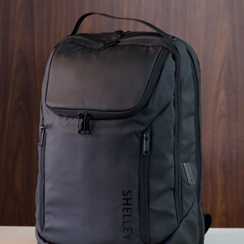 La Mochila Viena combina estilo, tecnología y funcionalidad en un diseño pensado para acompañarte todos los días. Confeccionada en 100% poliéster resistente y con tela Oxford laminada, ofrece una protección waterproof que la hace impermeable, duradera y perfecta para cualquier clima. Su capacidad de hasta 15,6" la convierte en una aliada ideal para llevar tus dispositivos y pertenencias con total comodidad. Moderna, práctica y con un toque urbano.