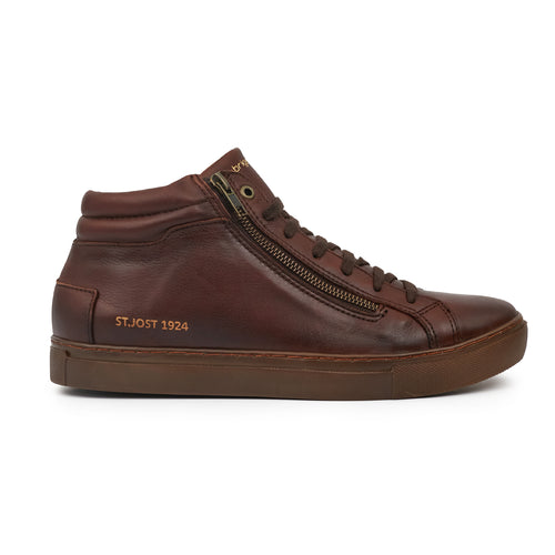 Su diseño fabricado en cuero genuino suave incorpora un cierre latera que permite un calce perfecto y cordones para que puedas regular el ajuste y adaptarlas a las necesidades de tus pies. La lengüeta con el logo clásico de Briganti le otorga autenticidad y distinción. Una franja acolchada alrededor del tobillo se convierte en un bonus ideal para una sensación confort plena.